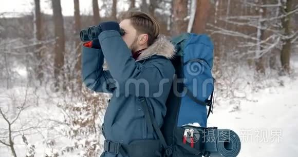 站在雪地森林里看望远镜的人视频