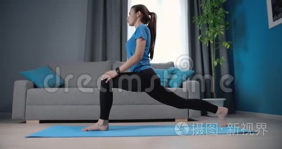 女人在家里用瑜伽垫伸展身体