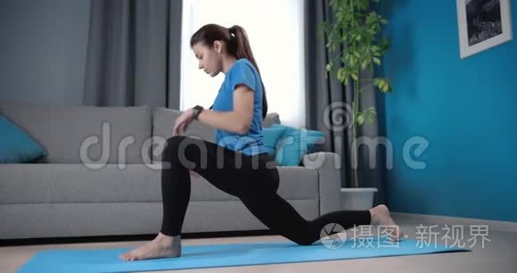女人在蓝色瑜伽垫上伸展身体视频
