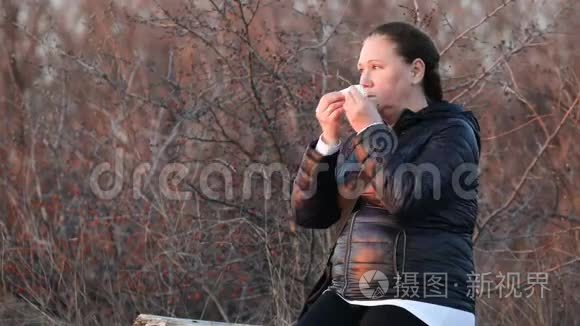 中年妇女用纸巾清理鼻子视频