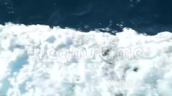 从渡轮上溅出海水视频