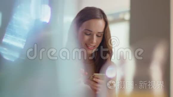 微笑的女人在家里使用智能手机。 女士持手机室内