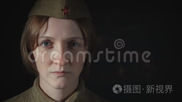穿着苏联红军制服的悲伤少女录像