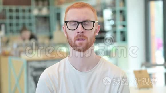 红头人在失望中摇头的肖像视频