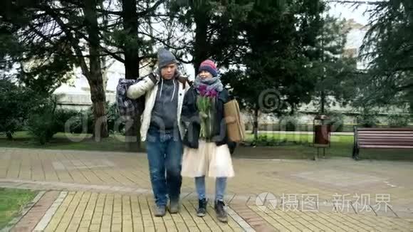 一对无家可归的男人和一个女人正在城市公园跳舞。 幽默幽默