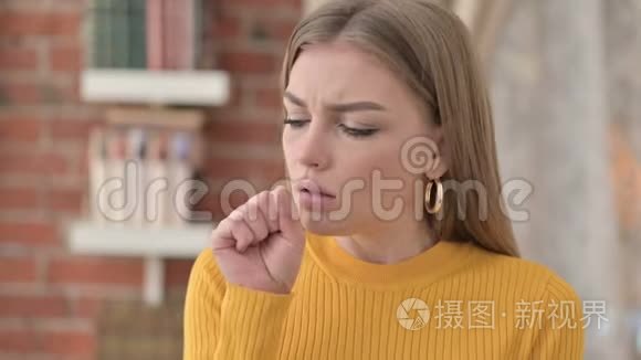 病女咳嗽的肖像视频