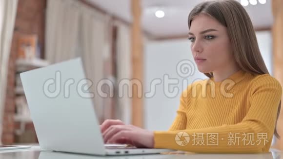 失望的年轻女子对笔记本电脑故障的反应