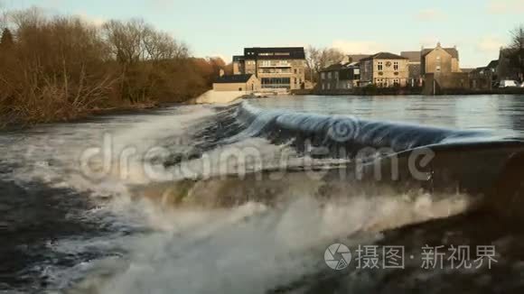 一条被洪水淹没的英国河流视频