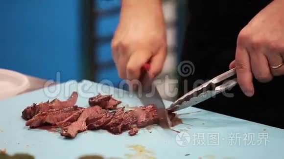 厨师把肉切成块放在盘子里视频