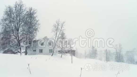 冬季景观与经典木屋在大雪期间视频