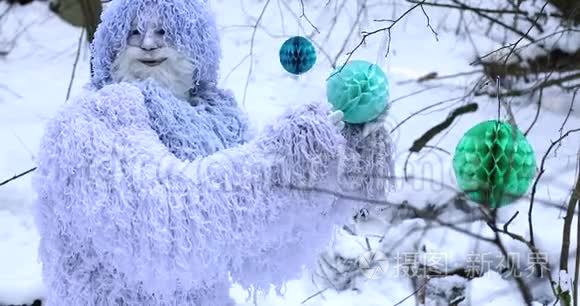 冬林中的雪人童话人物 户外幻想慢镜头 Mov格式视频下载 正版视频编号03s4kv 摄图新视界视频库 冬林中的雪人童话人物 户外幻想慢镜头 Mov格式视频下载 正版视频编号03s4kv 摄图新视界视频库