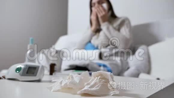 保健和医疗理念.. 年轻生病的女人晚上在家里沙发上打喷嚏。 女孩流鼻涕，抱着