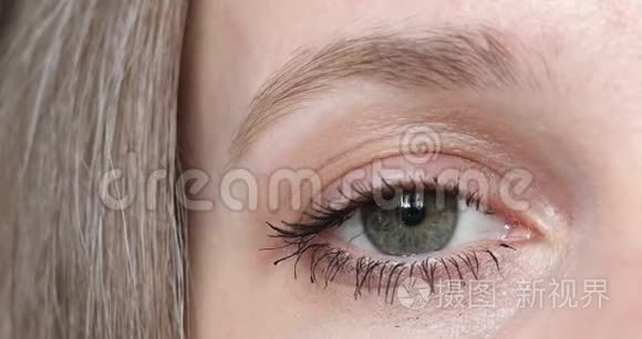 灰绿色的雌性眼睛在镜头前闪烁.短视频