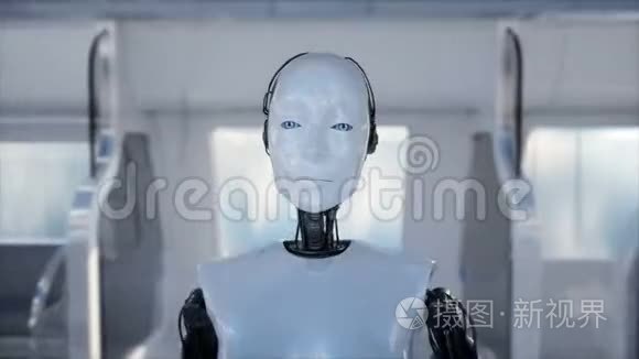 女性机器人行走。 科幻站。 未来派单轨运输。 未来的概念。 人和机器人。 现实4K