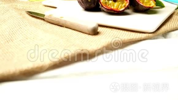 木制托盘上的激情水果