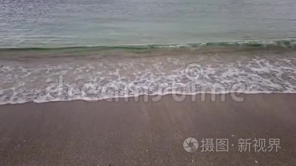 清澈清澈的大海和沙滩