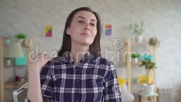 头发灰白的年轻女子视频