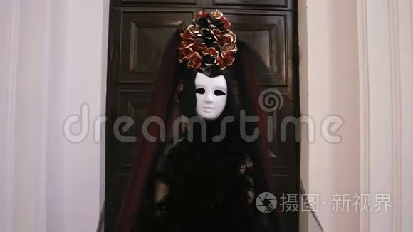 万圣节女巫坐在城市公园森林的长凳上. 神秘和恐怖的概念.短视频