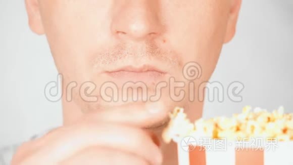 肖像金发男人吃零食视频
