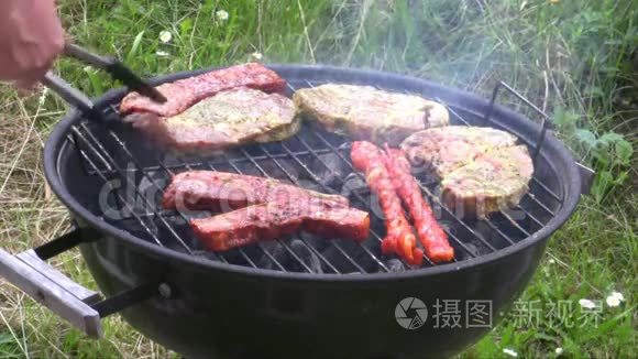 把肉放在烧烤上