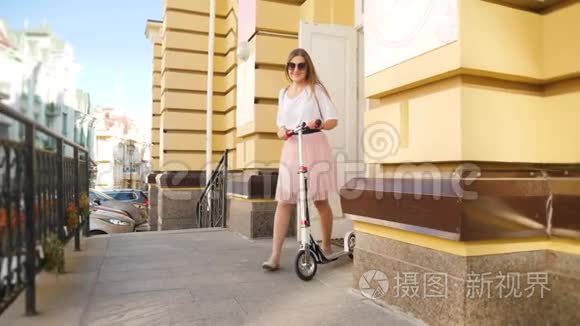 4k视频：美丽微笑的年轻女子走出大楼，骑摩托车在城市街道