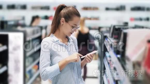 化妆品店戴眼镜的女孩用手机，看手机屏幕，动作慢