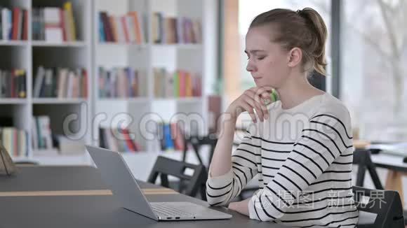 图书馆使用笔记本电脑的女强人