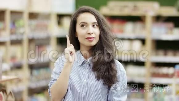 有魅力的白种人女孩思考问题解决方案，集思广益，思考一些问题，考虑