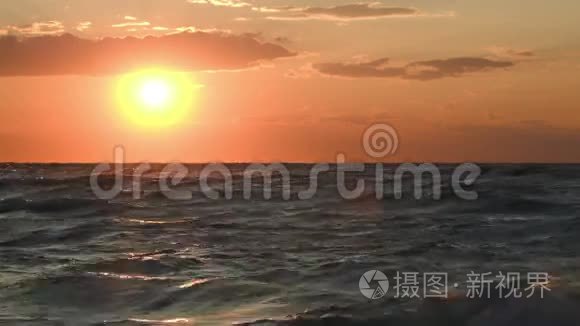 金色的夕阳越过波涛汹涌的大海