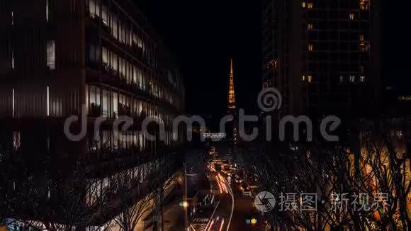 4KUHD在东京道路上的翻越，夜晚有美丽的照明和节日的灯光，背景是东京塔