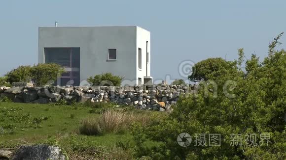 家在岩壁旁边视频