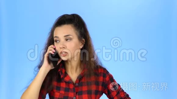 女士通过电话争吵和喊叫视频