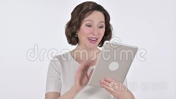 老女人在线视频聊天，白色背景