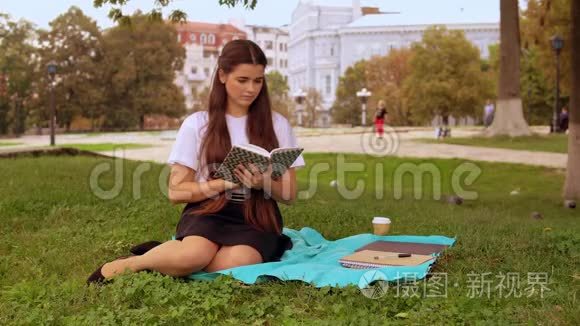 女孩在公园里读诗