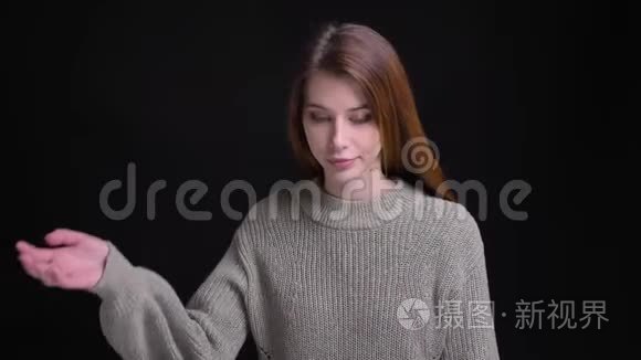 一张年轻的白种人女孩的特写照片，她感到尴尬和后悔做了什么事，用一个拍手的头