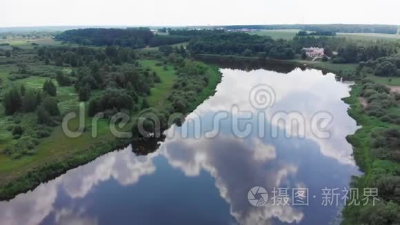 飞越森林附近的河流