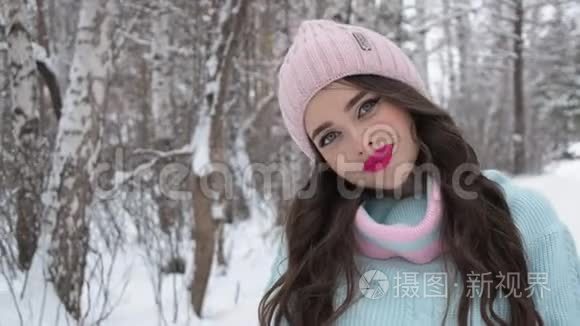 白雪皑皑的乡村美丽的女人视频