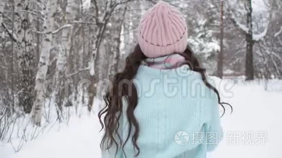 时髦的年轻女子走向冬林视频