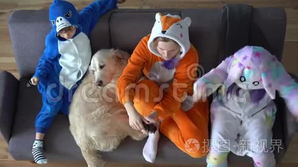 吉古鲁米的幸福家庭在家客厅的电视上玩游戏控制台