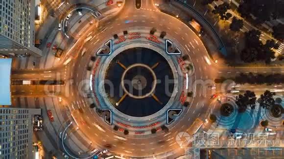新加坡城市财富喷泉周围环形交叉路口汽车交通4K时移，无人驾驶飞机俯视，放大