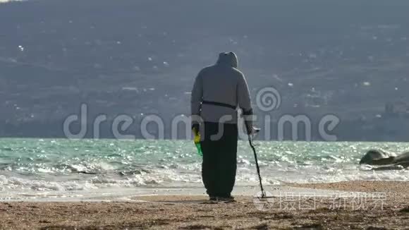 在海滨有金属探测器的人视频