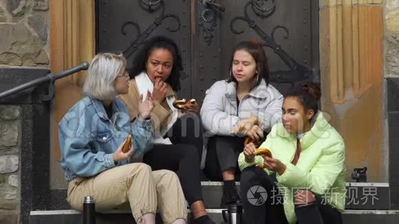 混合种族女朋友在户外吃午餐视频
