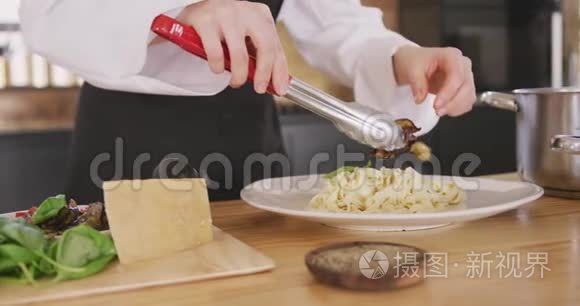 厨师在意大利面上添加蔬菜视频