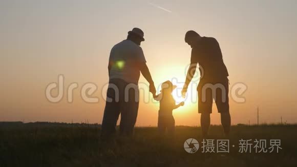 小男孩与父亲和祖父在日落，剪影概念。 一家三代人..