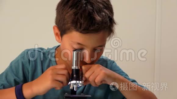 男孩拿起显微镜的镜头视频