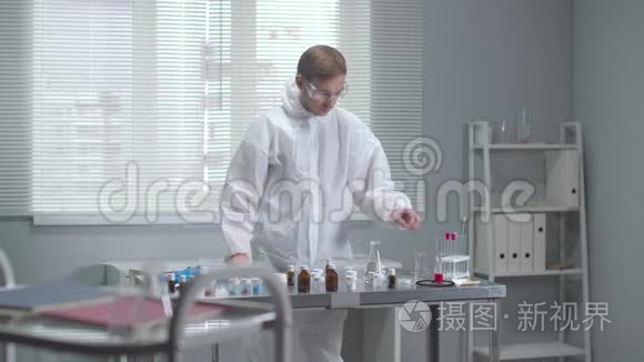 穿防护工作服的人在实验室检查化学试管