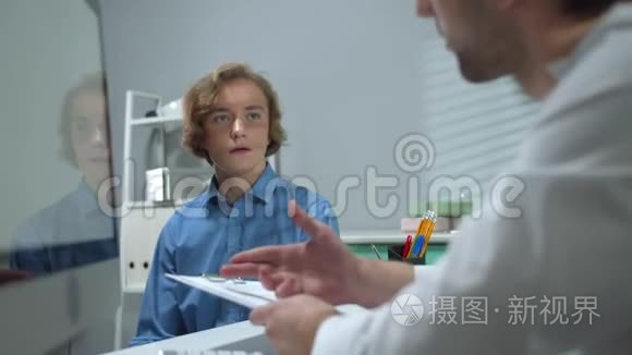 医生在医院的柜子里和男孩说话视频