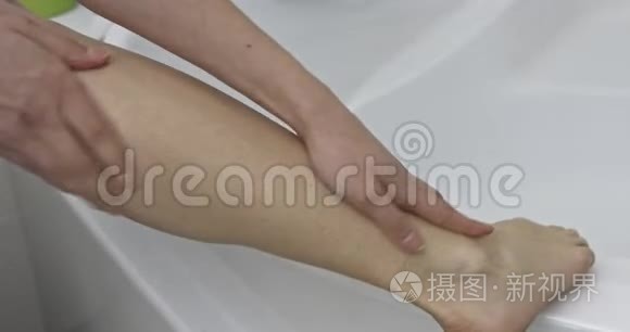 用奶油滋润腿部视频