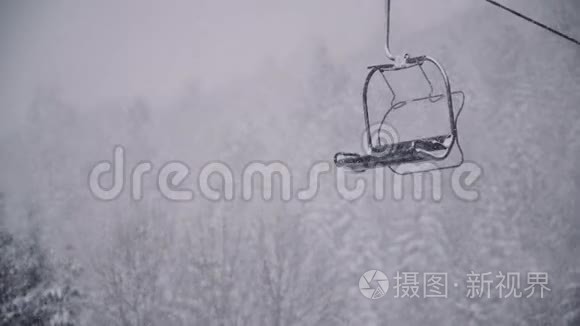 冬季在滑雪场的贡多拉滑雪缆车