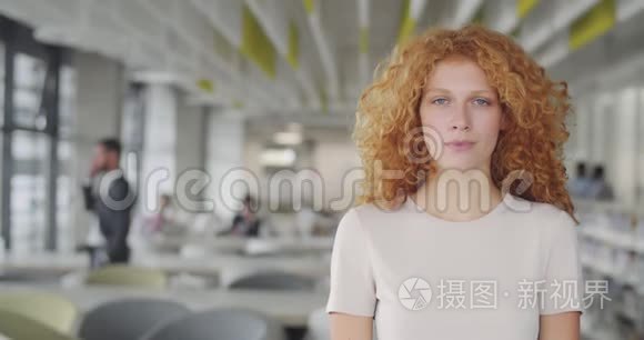 成功的高管自信的女老板站在交叉的手和镜头。 年轻女子与